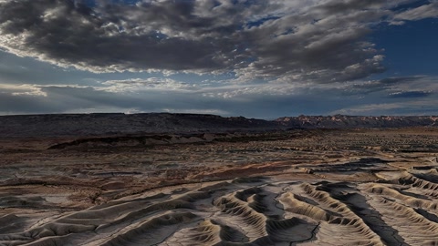 Rugged badlands under cloudy skies — Stillmotion