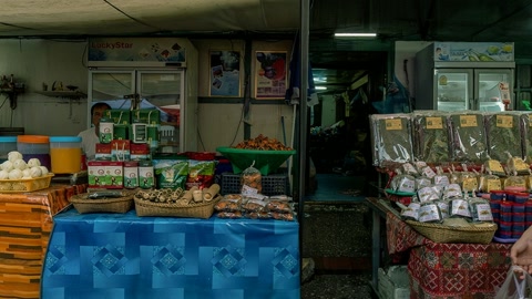 Outdoor market stalls and shoppers — Stillmotion