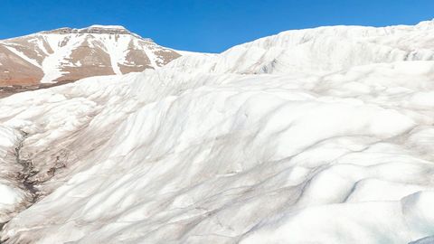 Glacier crevasse with expedition group — Stillmotion