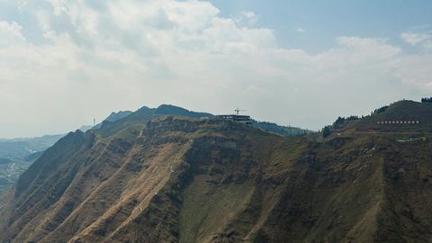 Mountain ridge and winding roads — Stillmotion