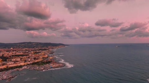Coastal city at sunset under clouds — Stillmotion