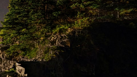 Night cliff over rocky shore — Stillmotion