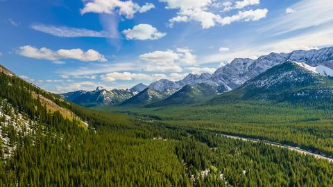 Snowy mountain valley tundra — Stillmotion