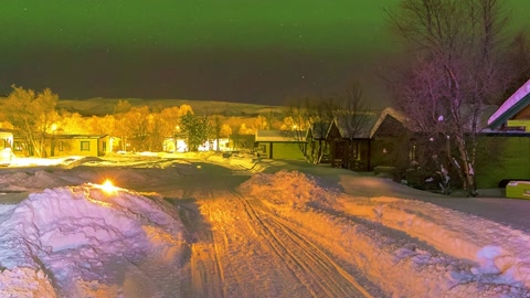 Snowy chalets under northern lights — Stillmotion