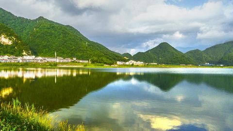 Mountain lake and grassy wetlands — Stillmotion