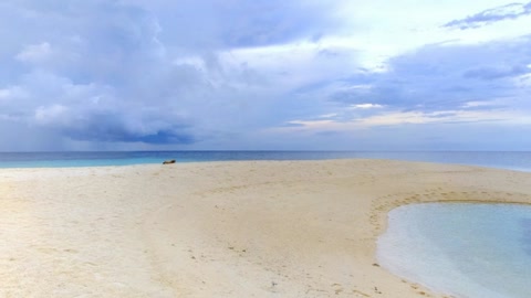 Cloudy lagoon with sandy shore — Stillmotion