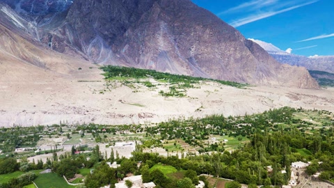 Mountain valley under clear sky — Stillmotion