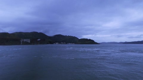 Golden Gate Bridge under cloudy skies — Stillmotion