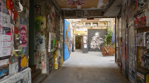 Graffiti-covered alley with murals and bicycles — Stillmotion