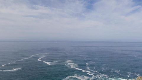 Coastal cliffs above the sea — Stillmotion