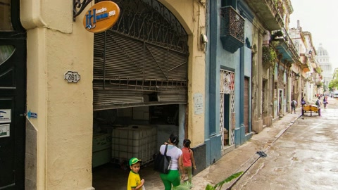Narrow urban alley with vintage cars — Stillmotion