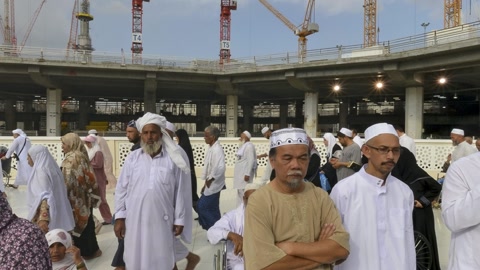 Pilgrims gathered around the Kaaba — Stillmotion