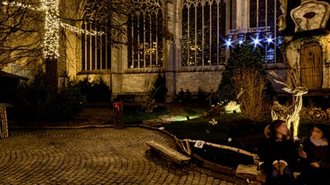 Night plaza with festive lights — Stillmotion
