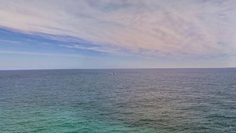 Coastal bay and rocky shoreline — Stillmotion