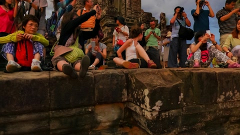 Tourists seated on ancient stone ruins — Stillmotion