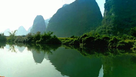 Lake with karst mountains and boat — Stillmotion
