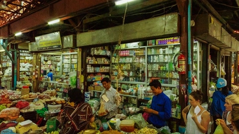 Indoor market with fresh produce stalls — Stillmotion