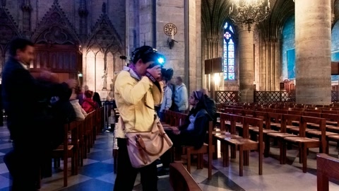 Cathedral interior with visitors — Stillmotion