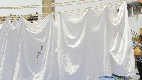 Crowded rooftop slum with hanging laundry — Stillmotion