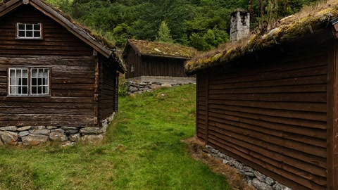 Mountain cabins beside turquoise lake — Stillmotion