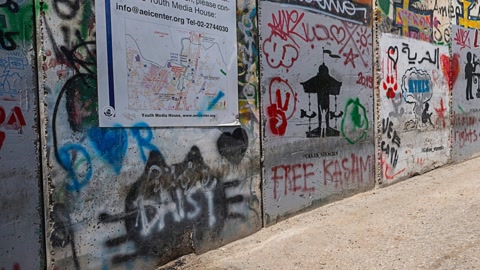 Graffiti-covered alley in slum district — Stillmotion