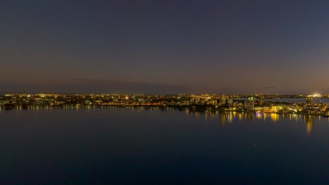 Urban canal at dusk — Stillmotion