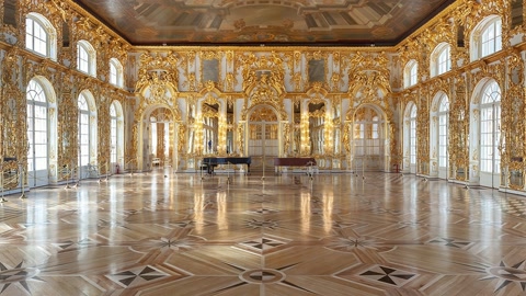 Ornate gilded ballroom interior — Stillmotion