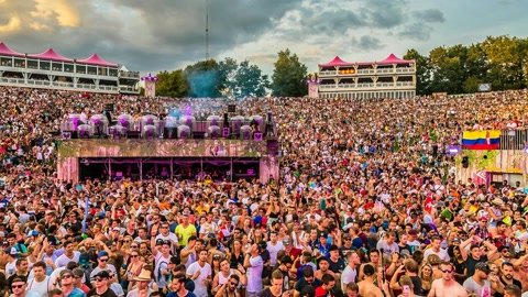 Crowd at outdoor music stage — Stillmotion