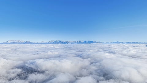 Cloud-covered mountains above city — Stillmotion