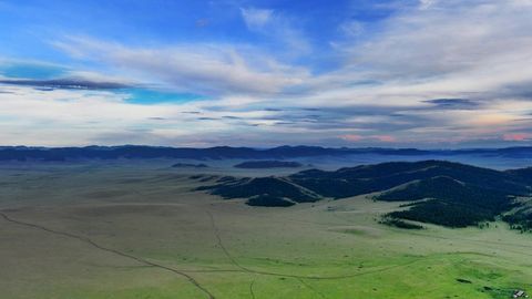 Green valley under cloudy skies — Stillmotion