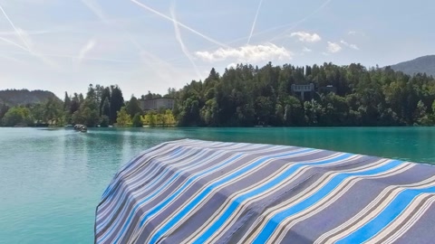 Turquoise lagoon with forested hills — Stillmotion