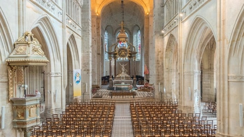 Gothic church interior with stained glass — Stillmotion