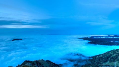 Mountain peaks above cloud sea — Stillmotion
