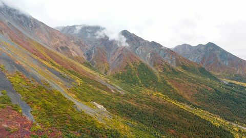 Autumn tundra mountains and winding river — Stillmotion