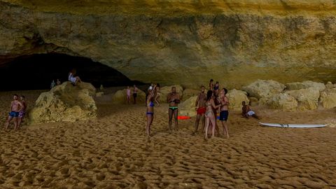Sea cave grotto with beach and boats — Stillmotion