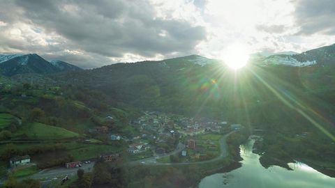 Lake valley with snowcapped mountains — Stillmotion