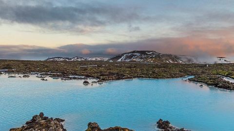 Rocky lagoon under cloudy skies — Stillmotion