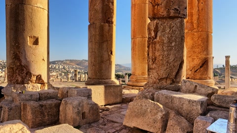 Ancient stone ruins with columns — Stillmotion