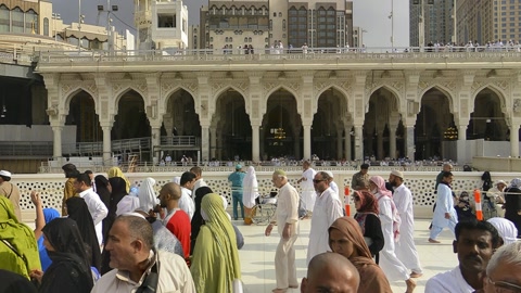 Crowd at mosque construction site — Stillmotion