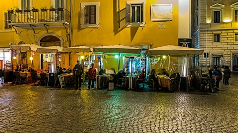 Night plaza with fountain — Stillmotion