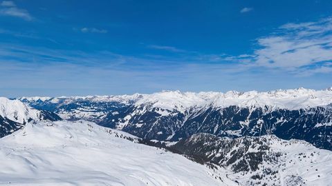 Snowy mountain range under blue sky — Stillmotion