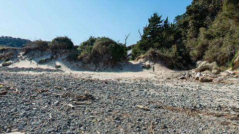 Rocky coastal cove with clear surf — Stillmotion