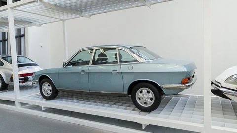 Classic cars in modern showroom — Stillmotion