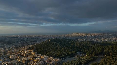 Cloudy cityscape over ancient ruins — Stillmotion