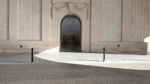 Stone archway with city street views — Stillmotion