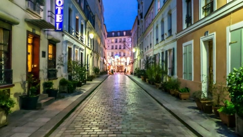 Narrow cobblestone alley with colorful facades — Stillmotion