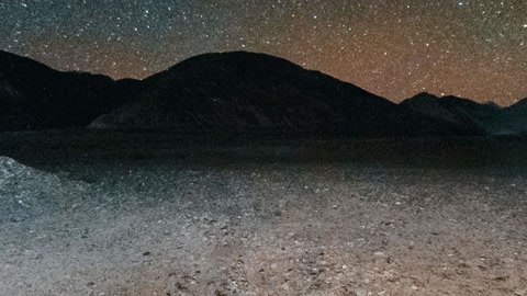 Starry night over rocky shore — Stillmotion