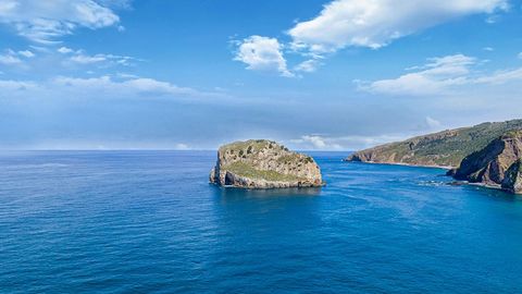 Lighthouse on rocky coastal cliffs — Stillmotion
