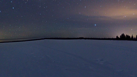 Night snowfield under starry sky — Stillmotion