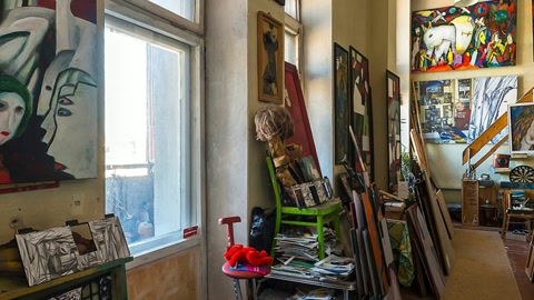 Colorful art studio with paintings and easels — Stillmotion